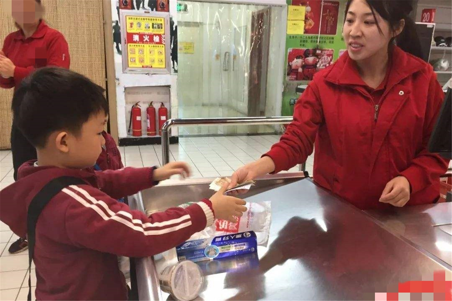 商場售貨員「懷疑兒子偷玩具」！大喊著要求搜身　寶媽「高情商應對」護孩子尊嚴證明清白