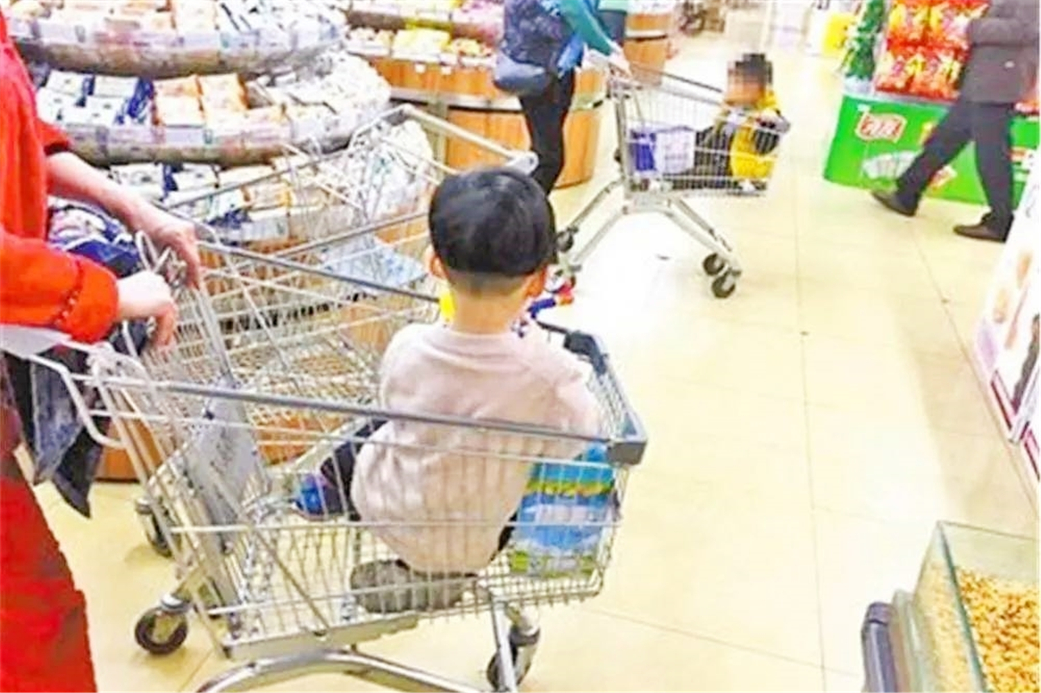 商場售貨員「懷疑兒子偷玩具」！大喊著要求搜身　寶媽「高情商應對」護孩子尊嚴證明清白