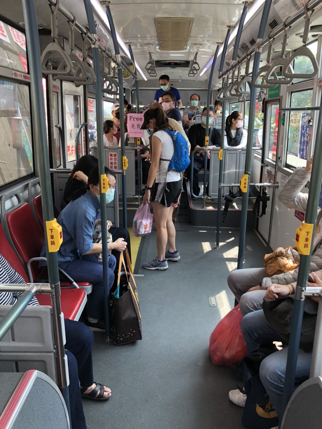 她搭公車摔傷「氣憤向客運公司求償76萬」　法官調出監視器「霸氣判免賠」：司機根本沒錯啊