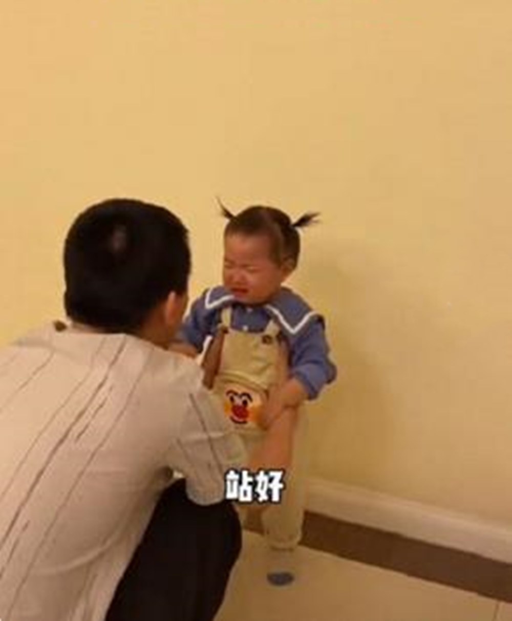 寶寶犯錯「被爸爸罰站」牆邊挨訓！阿公默默在遠處偷瞄　「超糾結心疼畫面」受網友力贊：最好的教育