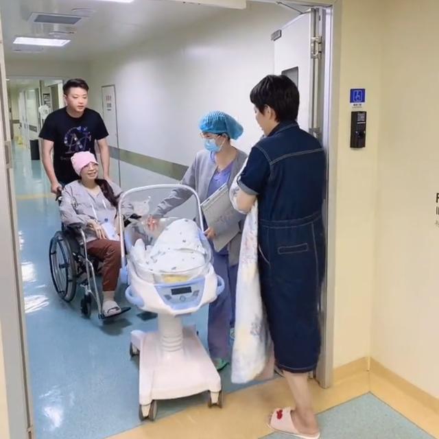 婆婆暖心舉動感動全網！產後第一時間不是看孫女，而是為兒媳蓋被擁抱
