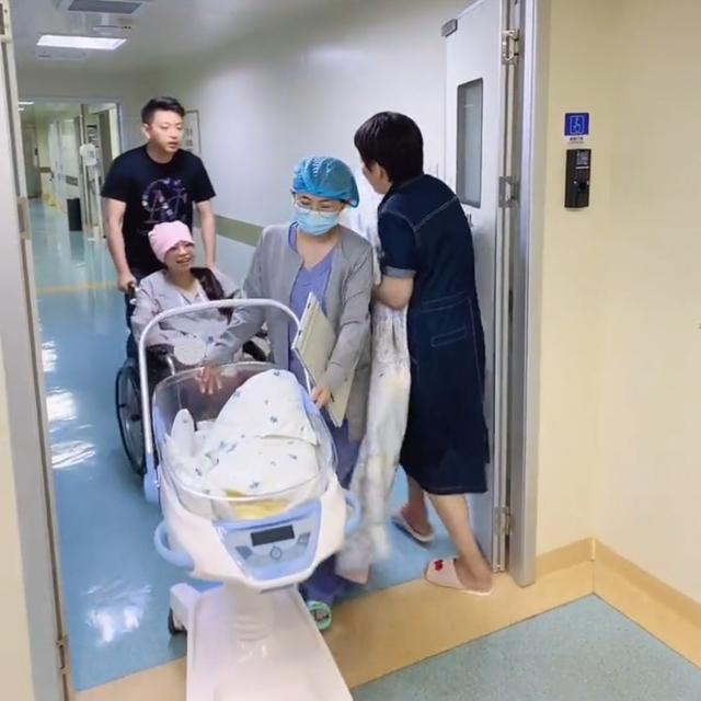 婆婆暖心舉動感動全網！產後第一時間不是看孫女，而是為兒媳蓋被擁抱