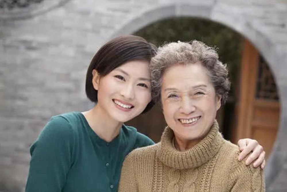 寶寶犯錯「被爸爸罰站」牆邊挨訓！阿公默默在遠處偷瞄　「超糾結心疼畫面」受網友力贊：最好的教育