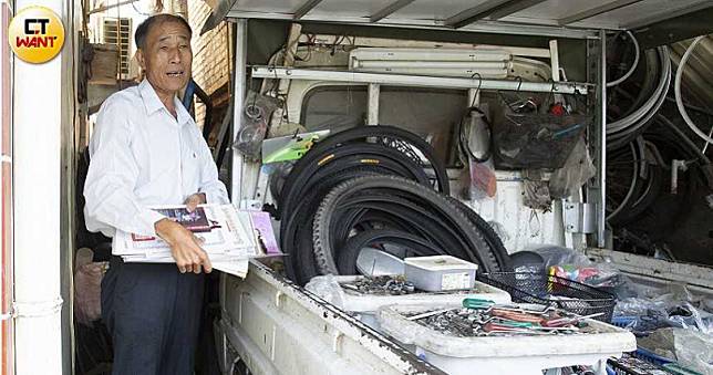 為父守約40年！64歲身障維修工「住漏水屋卻捐4千萬白米」　家門外「貼滿手寫祝福」：實現阿爸臨終囑託