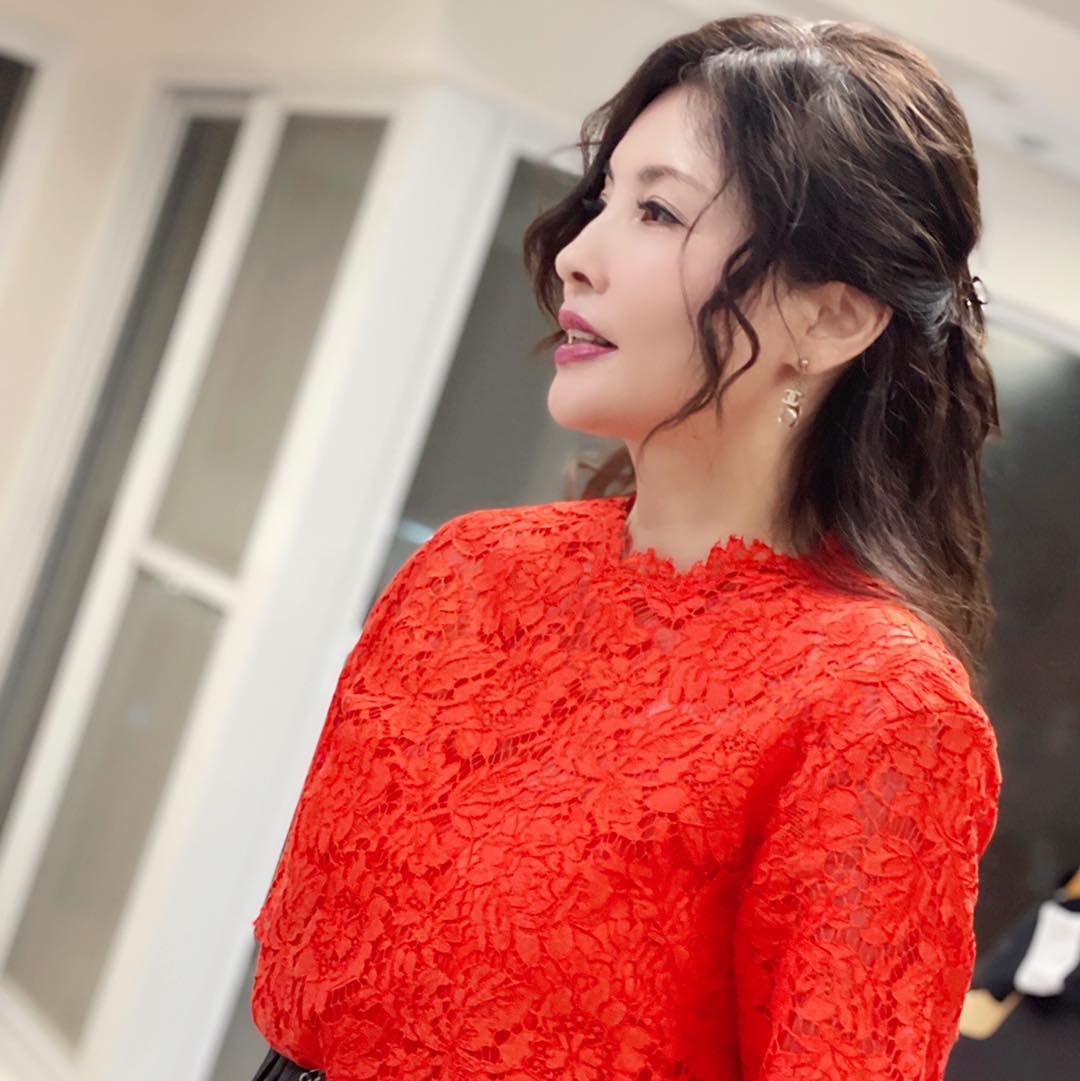 遭爆「從沒倒過1杯水給婆婆」何如芸反擊了！坦言「我最適合當老婆」網友全力挺：懂事女人的無奈