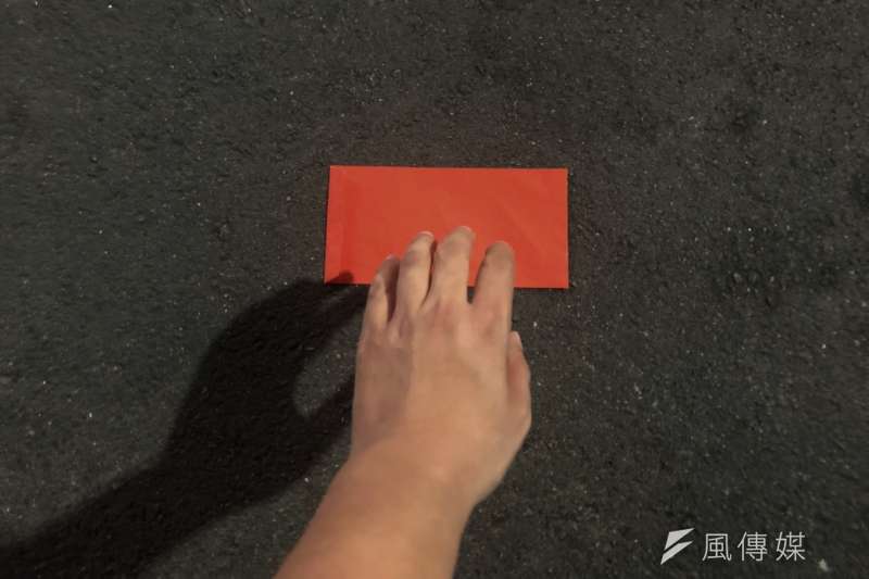 半夜撿到百元鈔！翻到背面「寫滿詭異咒文」趕緊丟路邊　網友一看勸「趕快撿回來」：不要就給我