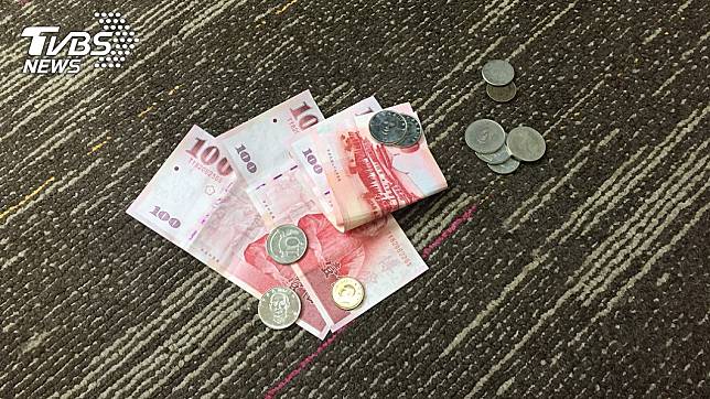 半夜撿到百元鈔！翻到背面「寫滿詭異咒文」趕緊丟路邊　網友一看勸「趕快撿回來」：不要就給我