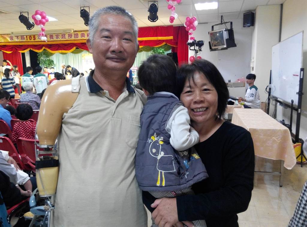 沒手也牽你一世人！台電領班「情人節意外失雙臂」絕望臥軌被妻救回　「20年不嫌棄助尪重生」告白逼哭全網