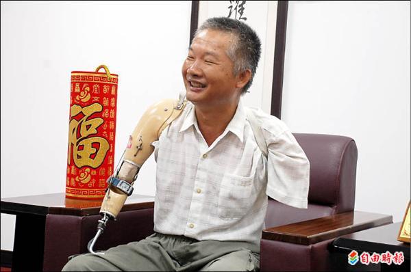 沒手也牽你一世人！台電領班「情人節意外失雙臂」絕望臥軌被妻救回　「20年不嫌棄助尪重生」告白逼哭全網