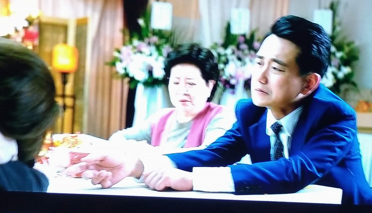 新婚才2個月！太太被診斷罹癌「綠葉男星蠟燭三頭燒」往返醫院　「常躲在陽台偷哭」如今不貪求：只求功德圓滿