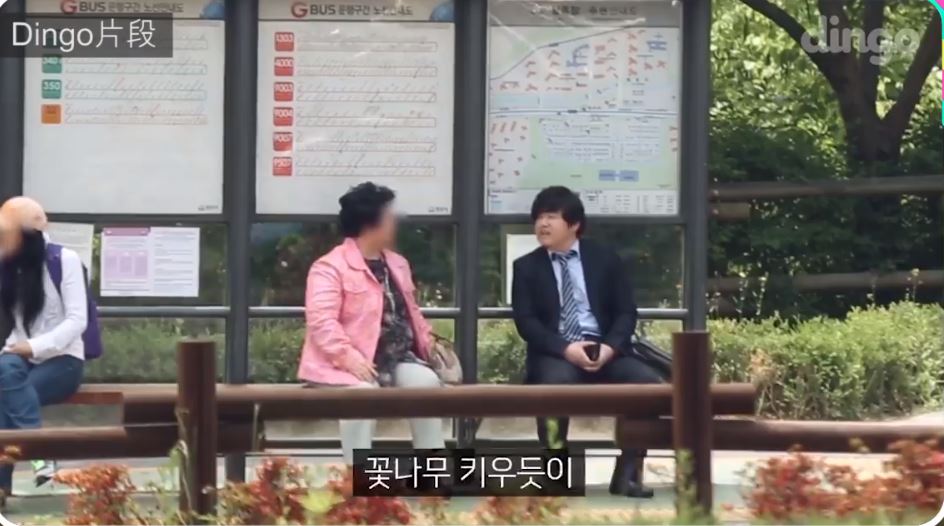我老婆懷孕啦！他即將當爸「開心把喜訊告訴路人」　民眾反應全被拍「老爺爺親人式祝賀」感動全網❤️