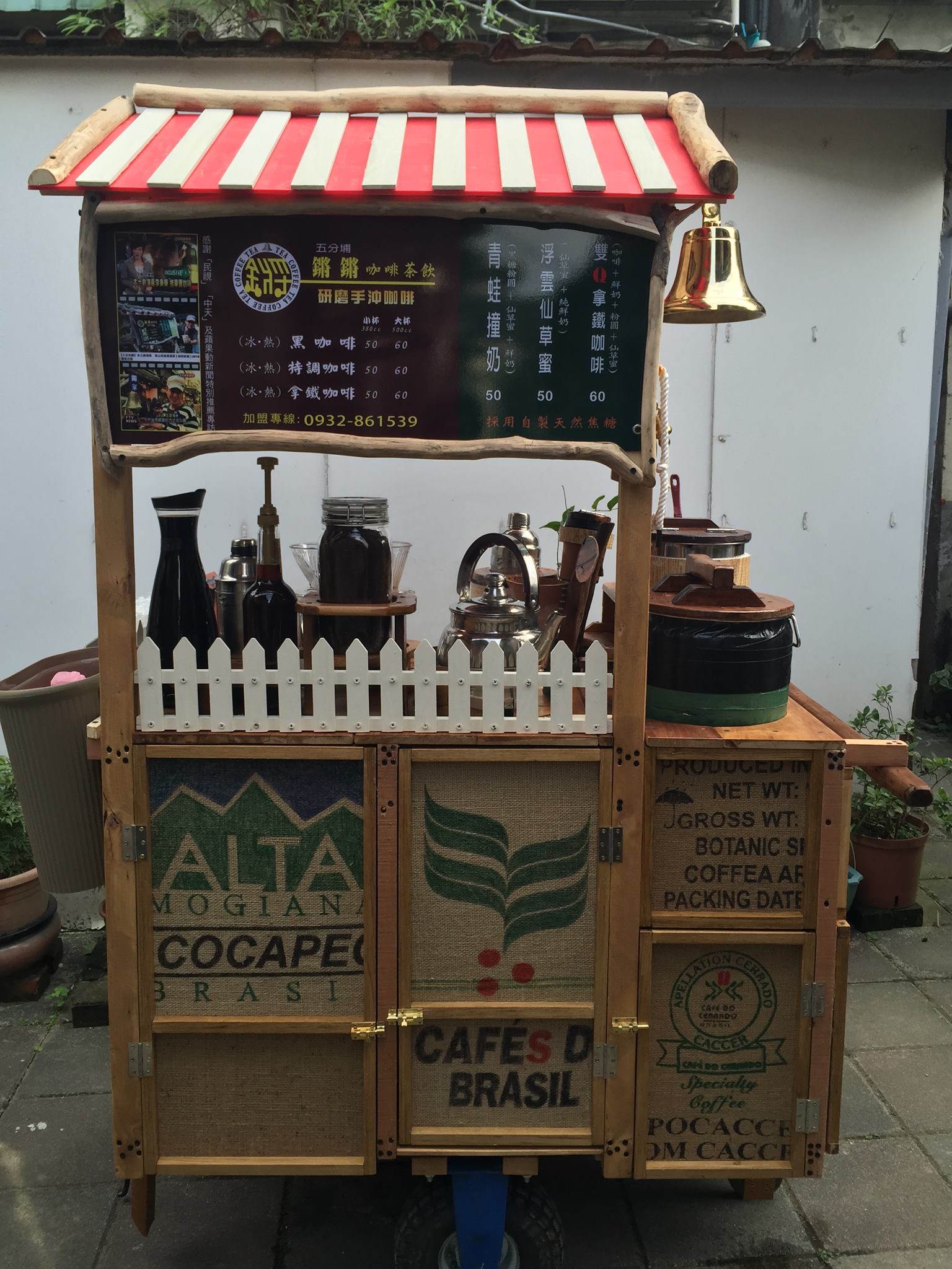 跌倒再爬起！本土劇演員轉行開店「賠掉一棟房子」嘆：隔行如隔山　從零開始「五分埔推車賣飲料」走到哪賣到哪