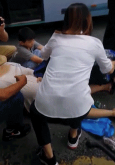 展現超齡成熟！懷胎7月「孕婦騎車摔倒」路人忙救援　小男孩「默默跑到她背後」暖舉感動網友