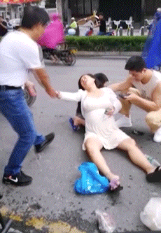 展現超齡成熟！懷胎7月「孕婦騎車摔倒」路人忙救援　小男孩「默默跑到她背後」暖舉感動網友