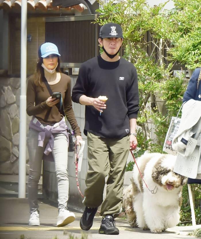 結婚21年仍浪漫！木村拓哉「與愛妻工藤靜香」罕見同框放閃　街頭甜蜜約會「互喂冰淇淋」好恩愛