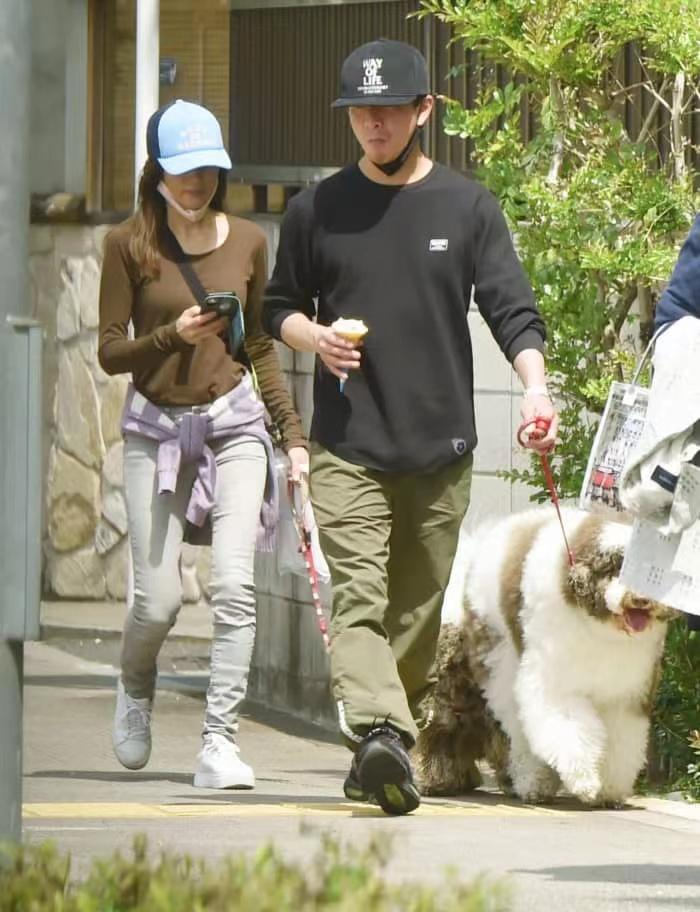 結婚21年仍浪漫！木村拓哉「與愛妻工藤靜香」罕見同框放閃　街頭甜蜜約會「互喂冰淇淋」好恩愛