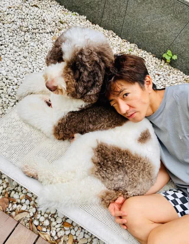 結婚21年仍浪漫！木村拓哉「與愛妻工藤靜香」罕見同框放閃　街頭甜蜜約會「互喂冰淇淋」好恩愛