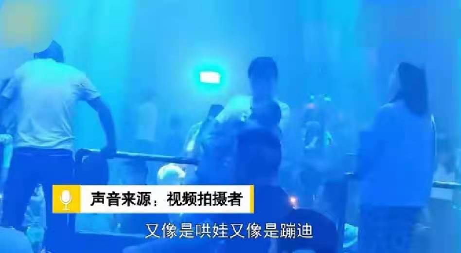 放飛自我？年輕寶媽夜店內「抱孩子蹦迪」舞感十足　目擊者看清「懷裡孩子狀態」傻眼：心真大
