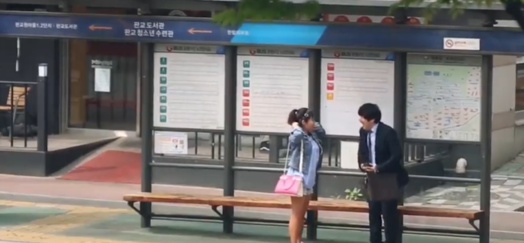 我老婆懷孕啦！他即將當爸「開心把喜訊告訴路人」　民眾反應全被拍「老爺爺親人式祝賀」感動全網❤️