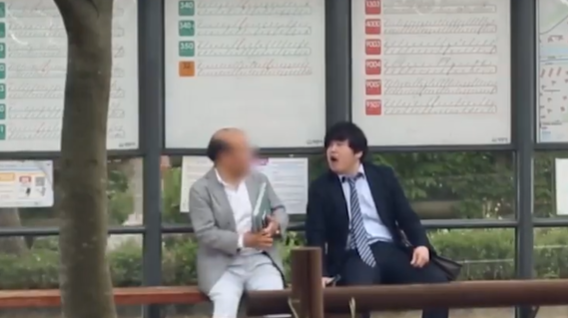 我老婆懷孕啦！他即將當爸「開心把喜訊告訴路人」　民眾反應全被拍「老爺爺親人式祝賀」感動全網❤️