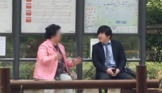 我老婆懷孕啦！他即將當爸「開心把喜訊告訴路人」　民眾反應全被拍「老爺爺親人式祝賀」感動全網❤️