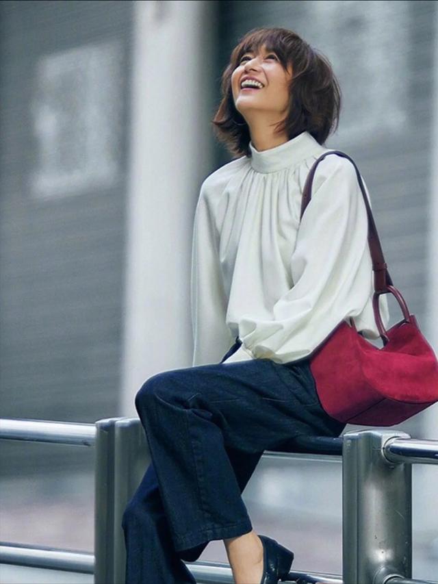 簡單才是王道！52歲名模媽媽示範「素色穿出高級感」配飾是關鍵　「不刻意強調曲線」適合50+媽媽：超顯年輕