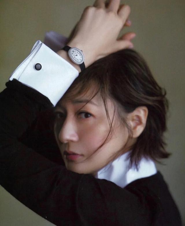 簡單才是王道！52歲名模媽媽示範「素色穿出高級感」配飾是關鍵　「不刻意強調曲線」適合50+媽媽：超顯年輕