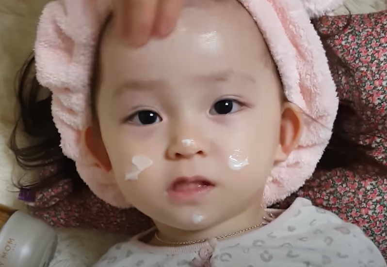 不二家牛奶妹是妳！3歲萌妹「療癒系娃娃臉蛋」爆紅全網　12歲「仙女顏值升級」粉絲再度融化❤️