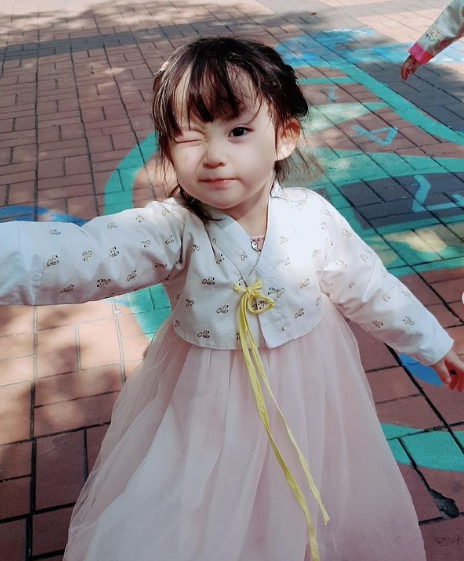 不二家牛奶妹是妳！3歲萌妹「療癒系娃娃臉蛋」爆紅全網　12歲「仙女顏值升級」粉絲再度融化❤️