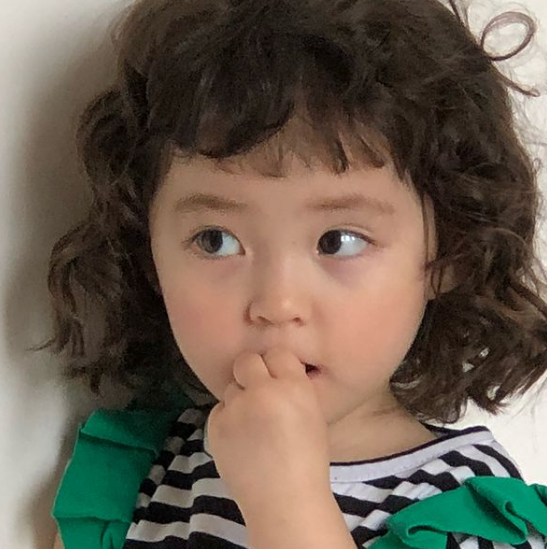 不二家牛奶妹是妳！3歲萌妹「療癒系娃娃臉蛋」爆紅全網　12歲「仙女顏值升級」粉絲再度融化❤️