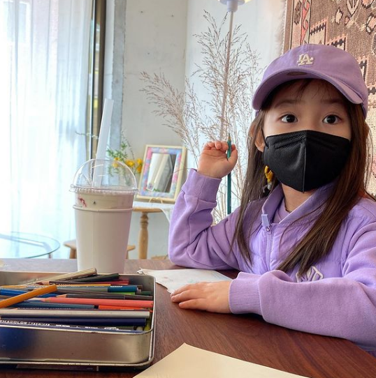 不二家牛奶妹是妳！3歲萌妹「療癒系娃娃臉蛋」爆紅全網　12歲「仙女顏值升級」粉絲再度融化❤️