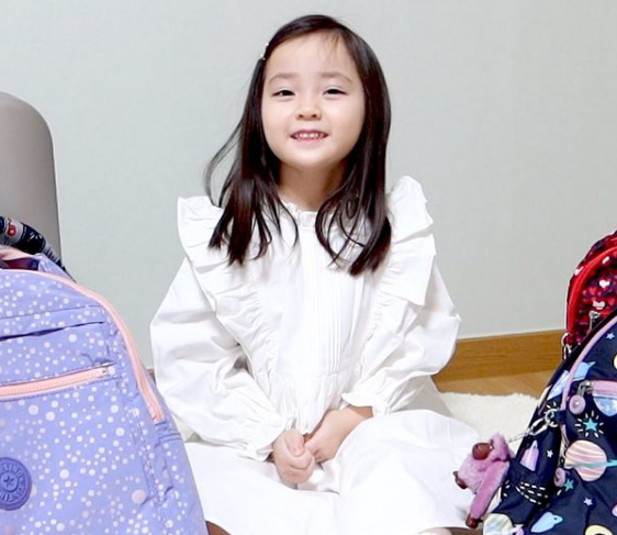 不二家牛奶妹是妳！3歲萌妹「療癒系娃娃臉蛋」爆紅全網　12歲「仙女顏值升級」粉絲再度融化❤️