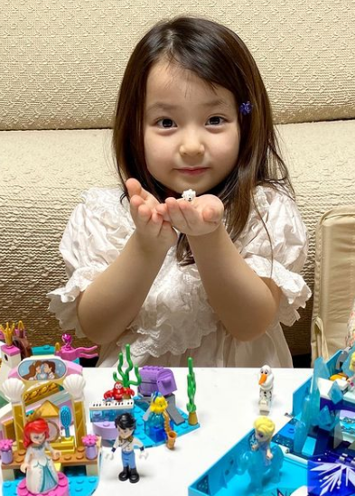 不二家牛奶妹是妳！3歲萌妹「療癒系娃娃臉蛋」爆紅全網　12歲「仙女顏值升級」粉絲再度融化❤️