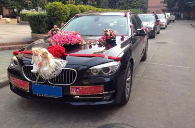 沒有迎親車隊！只用紅毯從新郎家「一路鋪到新娘家」　超特別「婚禮現場」令網直呼羨慕