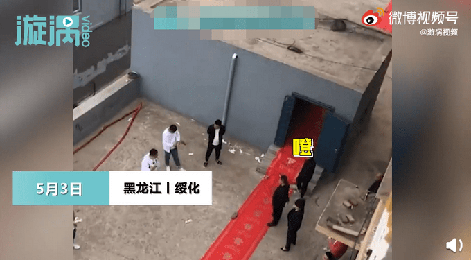 沒有迎親車隊！只用紅毯從新郎家「一路鋪到新娘家」　超特別「婚禮現場」令網直呼羨慕
