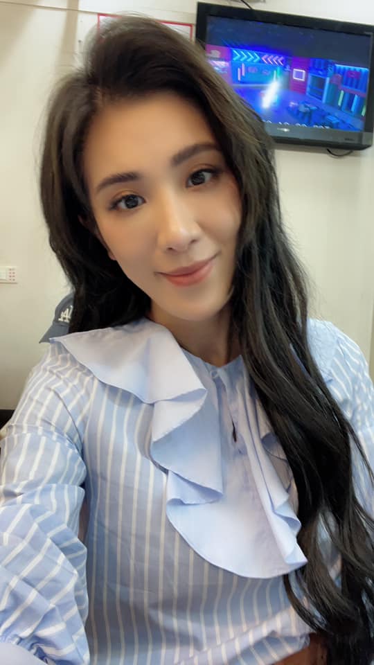 努力修復母女關係！小禎「罕曬溫馨全家福」甜笑謝母恩　「媽媽凍齡出鏡」網讚：根本是姊姊