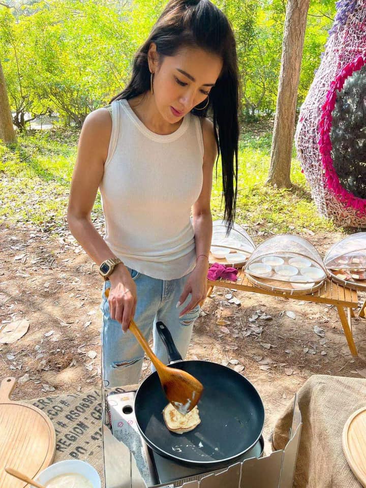努力修復母女關係！小禎「罕曬溫馨全家福」甜笑謝母恩　「媽媽凍齡出鏡」網讚：根本是姊姊