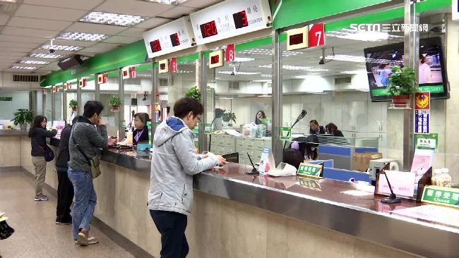 考上郵局好後悔！他嘆「低薪才5萬」天天加班20分鐘　苦勸別上當「加薪5000也要鬧」網酸：沒出過社會?