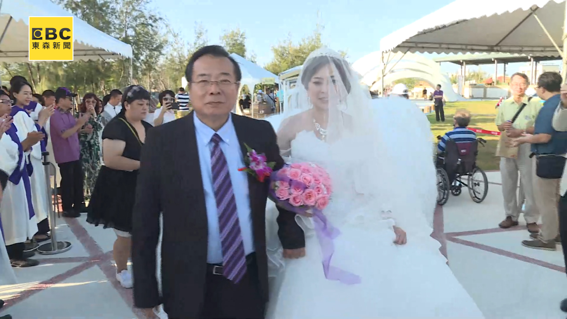 牽癌末新娘出嫁！廖峻昔「代父職陪走紅毯畫面曝光」眉頭緊鎖好不捨　「結婚故事有洋蔥」淚喊：幸福永遠會記得