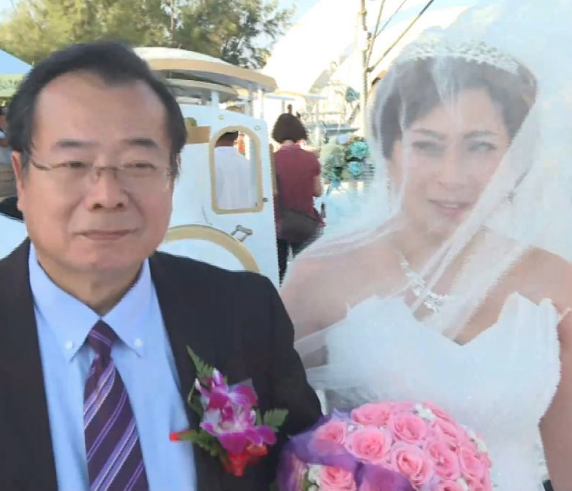 牽癌末新娘出嫁！廖峻昔「代父職陪走紅毯畫面曝光」眉頭緊鎖好不捨　「結婚故事有洋蔥」淚喊：幸福永遠會記得