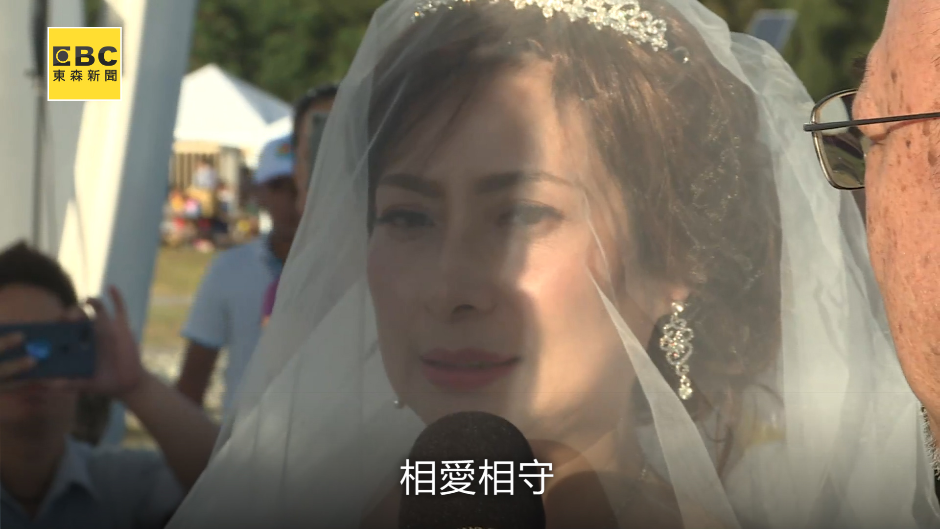 牽癌末新娘出嫁！廖峻昔「代父職陪走紅毯畫面曝光」眉頭緊鎖好不捨　「結婚故事有洋蔥」淚喊：幸福永遠會記得