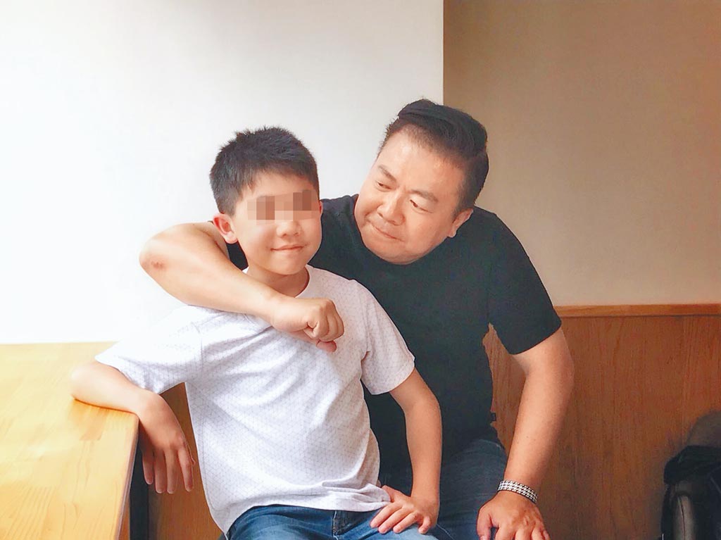 謝謝前妻替他生獨子！董至成母親節「要求兒下跪嗑頭」原因藏苦心　「月給兒子3萬元」坦言：努力盡到父親職責