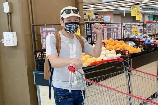 離婚不能苦了孩子！趙傳「包辦買菜下廚11年」台下兼母職日常曝光　自豪「硬漢不怕彎腰掃除」樂當全能老爸