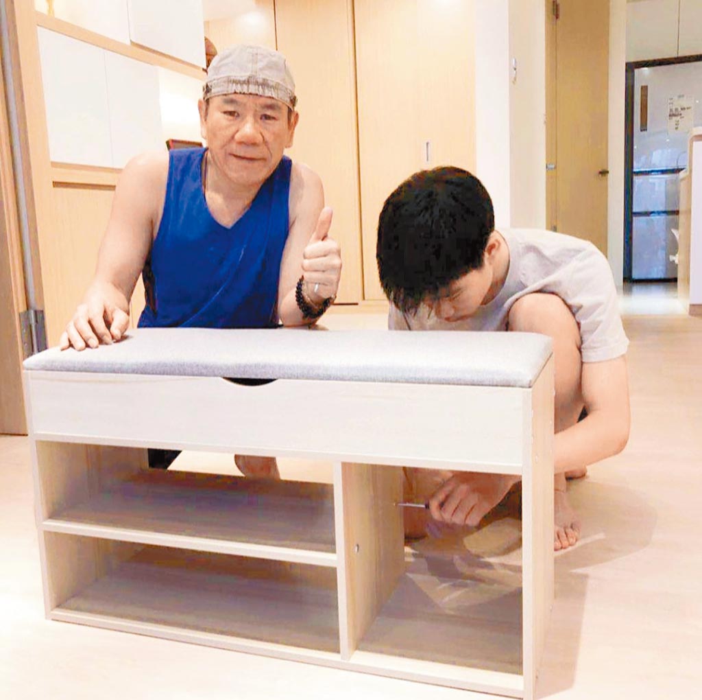 離婚不能苦了孩子！趙傳「包辦買菜下廚11年」台下兼母職日常曝光　自豪「硬漢不怕彎腰掃除」樂當全能老爸