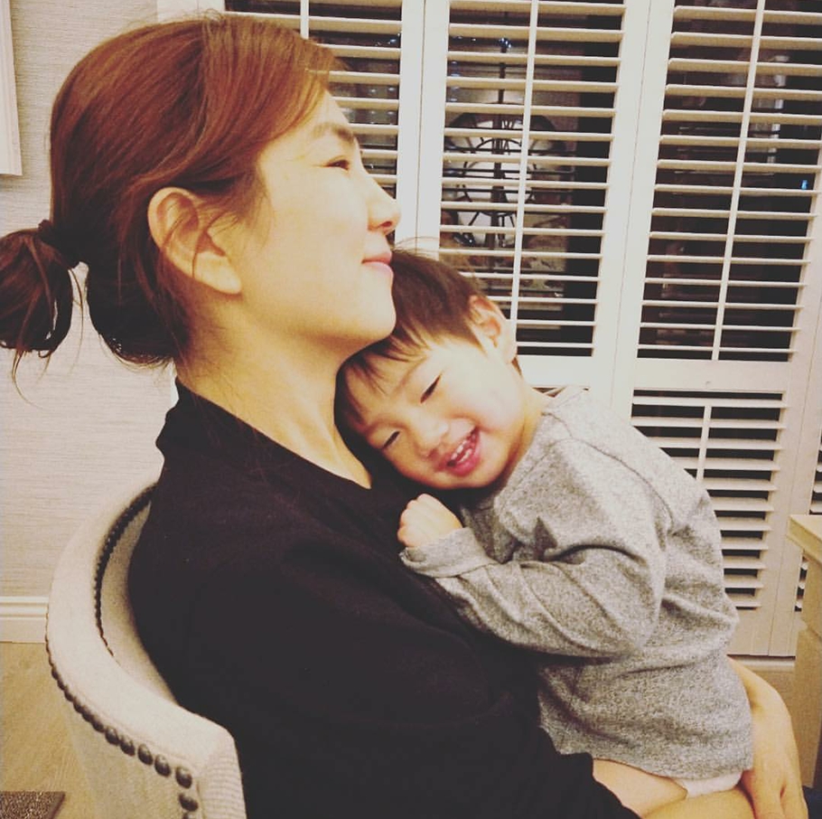 母親節突然道歉！Ella喊話兒子「抱歉把你帶來」：世界不再美好　4歲兒吐心願「還想跟媽媽出去玩」