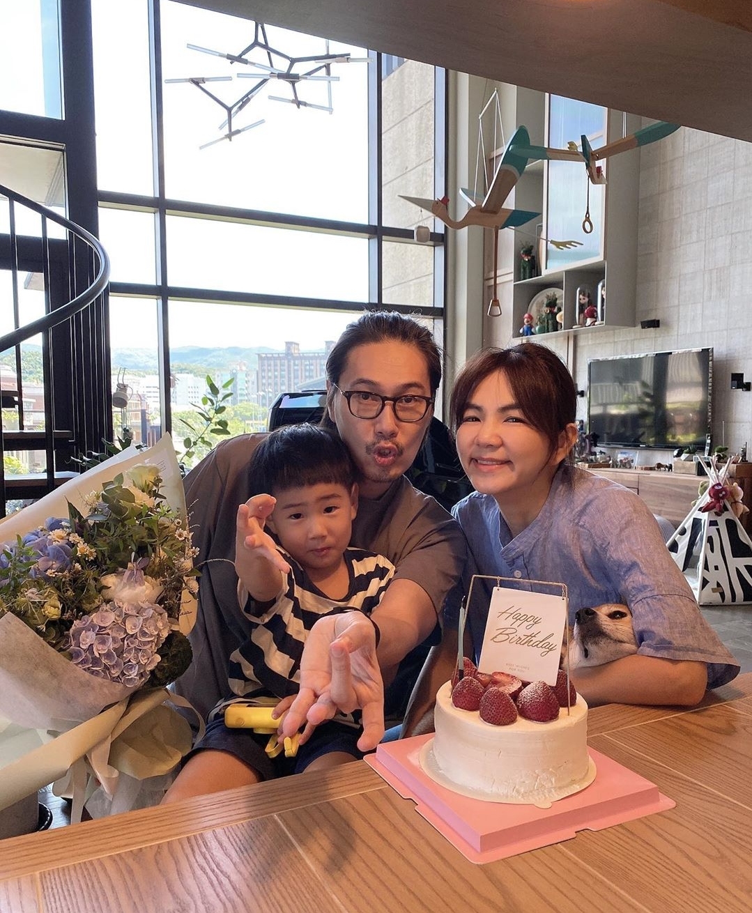 母親節突然道歉！Ella喊話兒子「抱歉把你帶來」：世界不再美好　4歲兒吐心願「還想跟媽媽出去玩」