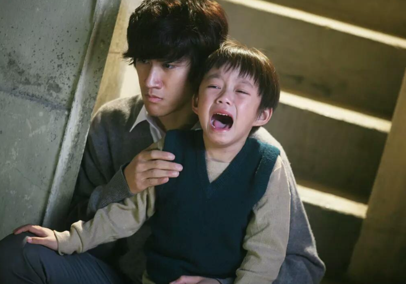  「我想去媽媽墳前看看」！12歲男孩深夜離家出走　遇警察勸阻「委屈道出緣由」全網爆哭：心疼小孩