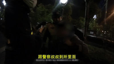  「我想去媽媽墳前看看」！12歲男孩深夜離家出走　遇警察勸阻「委屈道出緣由」全網爆哭：心疼小孩