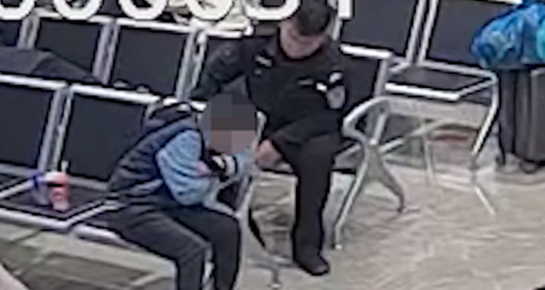  「我想去媽媽墳前看看」！12歲男孩深夜離家出走　遇警察勸阻「委屈道出緣由」全網爆哭：心疼小孩