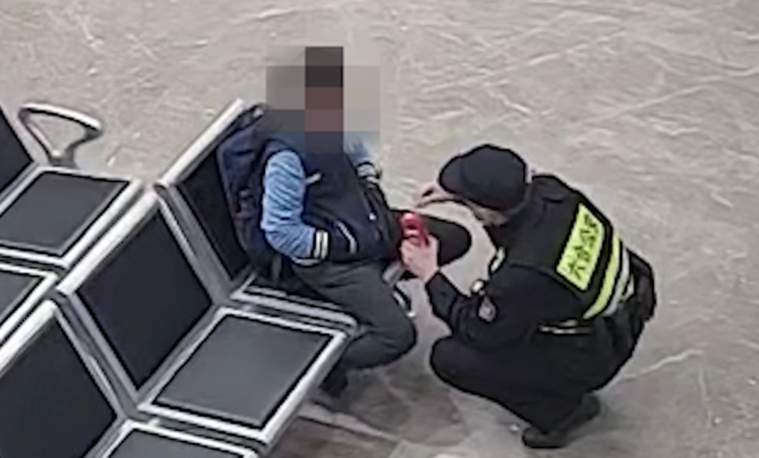  「我想去媽媽墳前看看」！12歲男孩深夜離家出走　遇警察勸阻「委屈道出緣由」全網爆哭：心疼小孩